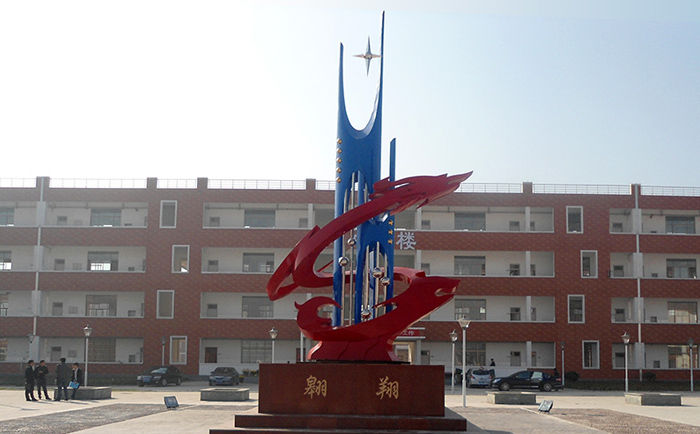 不銹鋼雕塑制作完成之后，需要對表面進(jìn)行打磨噴漆，這樣才可以獲得想要的表面效果，不銹鋼雕塑打磨噴漆有一些注意事項，下面給大家介紹一下。